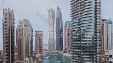 带海滨的迪拜码头住宅和<strong>写字楼</strong>摩天大楼的空中景观