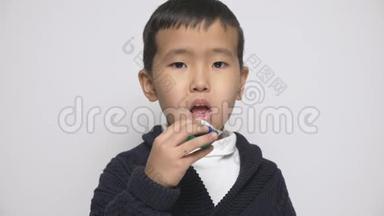 亚洲孩子准备吃洗衣粉荚。 准备吃含有洗涤剂，洗衣粉的胶囊