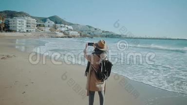 迷人的女孩在地中海小镇的海岸线附近散步