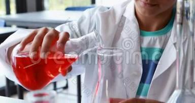 专心的男生在实验室做化学实验