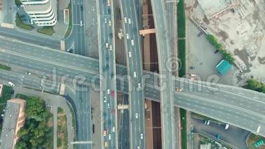 从上面可以看到莫斯科公路<strong>交</strong>叉口的高层景观，汽车<strong>交通</strong>和许多汽车的堵塞，<strong>交通</strong>理念
