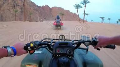 在埃及沙漠里骑着一只<strong>四边形</strong>。 第一人称观点。 骑着ATV自行车。