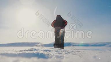 团队合作冬季旅游业务理念。男子游客双腿离开镜头俯视攀登山顶