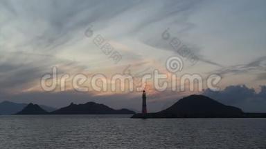 日落时的海景。 海岸的灯塔。 海滨<strong>城市图</strong>尔古特里斯和壮观的日落