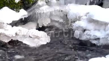 在山河<strong>清澈</strong>的冷水中冻住了雪白的大巨石.. 小冰柱闪烁在嘈杂的<strong>溪流</strong>的水晶水之上。