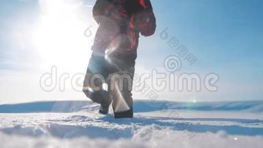 团队合作冬季旅游商务理念。男子游客双腿离开镜头俯视攀登山顶