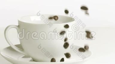 咖啡豆倒在杯子里
