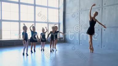 一群芭蕾舞<strong>演员</strong>在空中跳跃。 年轻的芭蕾舞<strong>演员</strong>在训练中跳跃。 芭蕾舞学校。 美丽的芭蕾舞<strong>演员</strong>