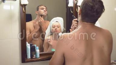 美丽的夫妻，男人和女人，一起在镜子前的浴室里洗。 4K，慢动作，丈夫