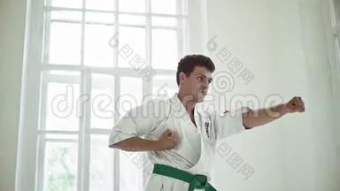 武术大师在体育馆的格斗训练