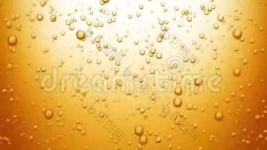 美丽的啤酒泡沫上升。 黄色背景下可循环3D闪烁水动画。 高清1080