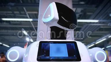 新型现代白色机器人的肖像.. 机器人转过头，看着摄像机。 机器人及高<strong>科技展</strong>览