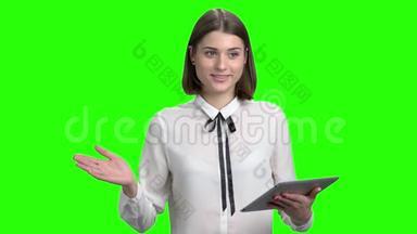 有平板电脑演讲的年轻女孩。