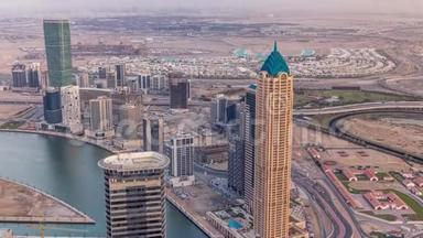 傍晚时分，迪拜商务湾塔楼的全景鸟瞰图。