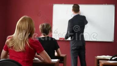 男老师在大学里讲课。