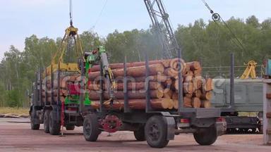 用起重机卸载<strong>原木</strong>车，在锯木厂卸载<strong>原木</strong>，在锯木厂工作流程