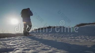 冬天背包<strong>客</strong>在雪山上散步.. 带背包的人在山上<strong>徒步</strong>旅行。 冬季<strong>徒步</strong>旅行。