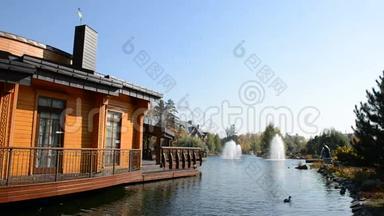 乌克兰梅日吉里亚的喷泉和木屋