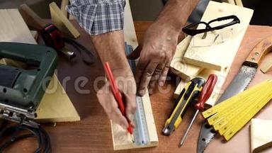 工匠在木板上工作。 木工。