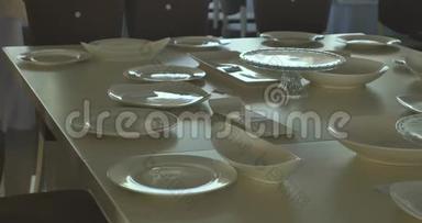餐厅桌子上的白色盘子