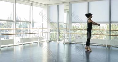 舞蹈男现代芭蕾舞演员在工作室表演舞蹈