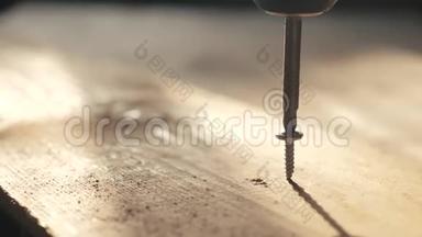 工人用螺丝刀拧紧螺丝。 螺丝<strong>起子</strong>拧在木板上。 细木工和生活方式