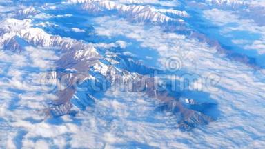 透过飞机窗的美丽景色，飞机带着云彩在山上飞行