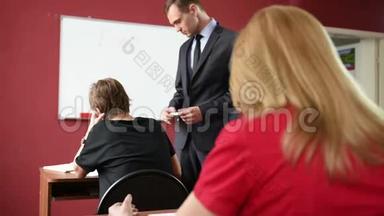 男老师在大学里讲课。