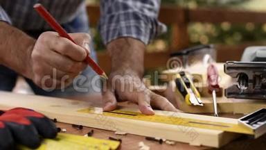 工匠在木板上工作。 木工。