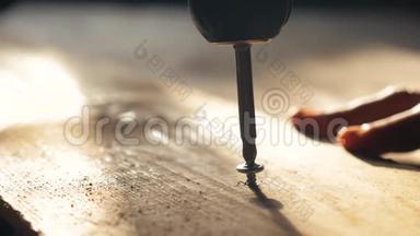 工人用螺丝刀拧紧螺丝。 螺丝起子拧在木板上。 细木工和建筑