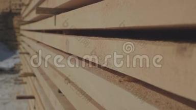 木制空白，用于生产胶合木架在街道上整齐的一排。