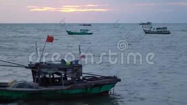 越南的小岛。 码头上的船。 越南。 <strong>渔民</strong>村。 码头上有<strong>渔船</strong>。 传统传统