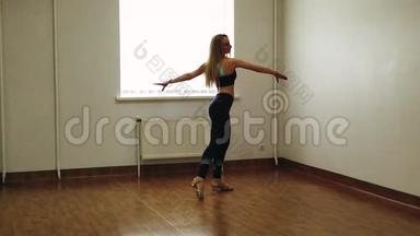 女舞蹈演员在舞蹈室排练时训练舞蹈。