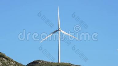 风力发电机能源塔在蓝天的群山中移动