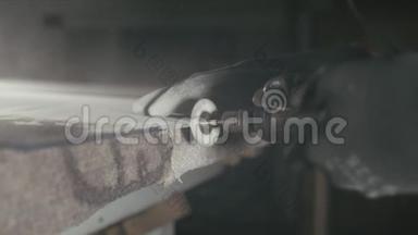 壁炉门玻璃切割加工.. 圆形玻璃切割机。 工人用玻璃切割钻石切割玻璃。