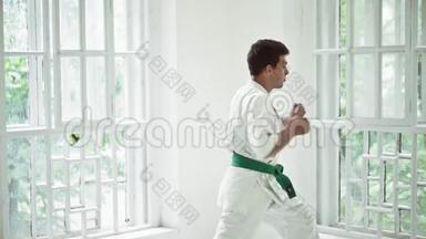 武术大师在体育馆的格斗训练