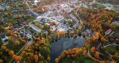 在欧洲东部的一个小城市中心，秋天的色彩中有许多树木