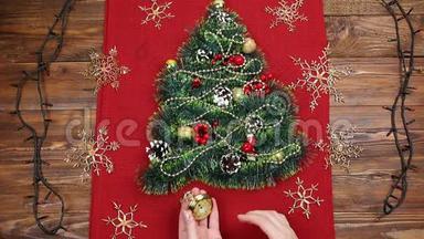 一种小的圣诞树，由金属、坚果、丝带和装<strong>饰品</strong>组成。 圣诞树的礼物，老式<strong>手表</strong>。 2018，