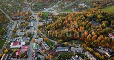 在欧洲东部的一个小城市中心，秋天的色彩中<strong>有</strong>许多树木
