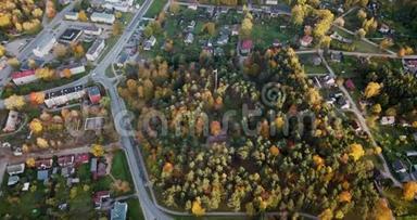 在欧洲东部的一个小城市中心，秋天的色彩中<strong>有</strong>许多树木