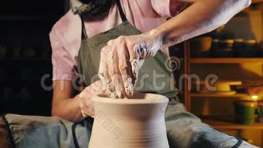 艺术家操作手，轻轻地创造正确形状的手工粘土。 传统制陶，教师