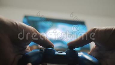 在电视上播放视频控制台。 手握<strong>新生活</strong>方式操纵杆在线视频控制台在电视上。 玩家玩游戏游戏与游戏本