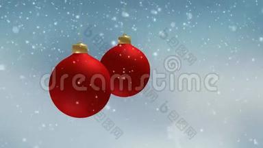 冬天模糊的圣诞节背景，下着雪和挂着红色的圣诞装饰，球，球。 慢动作动画