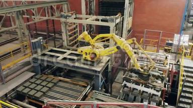 现代机械臂正在工业工厂移动