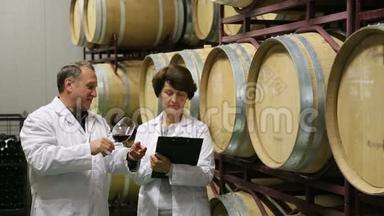 专家和酿酒师估计红酒的质量