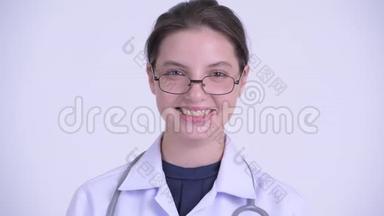 脸上<strong>洋溢</strong>着幸福的年轻美女医生的微笑