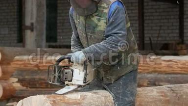 人类为未来的家<strong>砍柴</strong>电锯。 护面罩上施工人员的面部及大量锯末.. 机库