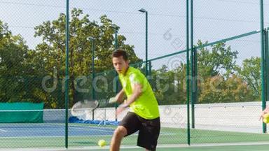 教练或<strong>教师</strong>在室外球场打网球。 <strong>职业</strong>体育运动员培训