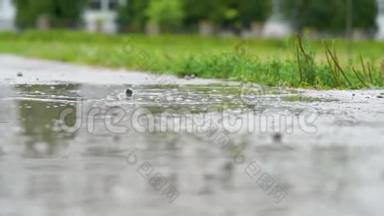 穿运动鞋的跑步者的腿。 运动女人在户外慢跑，踩在泥泞的水坑里。 单跑运动员在雨中奔跑