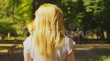 穿<strong>白色短裤</strong>的女孩，在晴朗的晴天骑着赛格威。 夏天公园和阳光。 4k，慢镜头拍摄